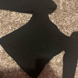 Elegant long sleeves with puffs on the sides.